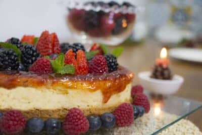 Cheesecake de Ricota Fresca com Calda de Frutas Vermelhas