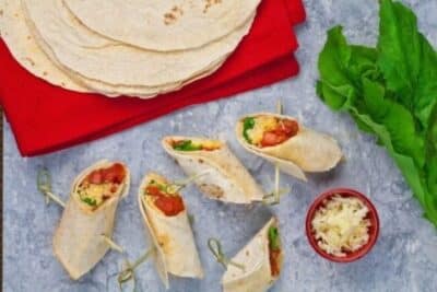 Wrap com tomate e rúcula